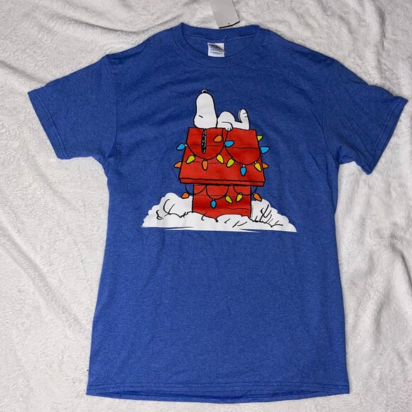 Peanuts Blue Christmas Snoopy on decorated Doghouse t-shirt, NWT, Men Women S - Picture 1 of 3